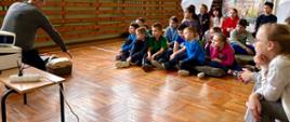 Uczniowie klas I-V podczas warsztatów pierwszej pomocy