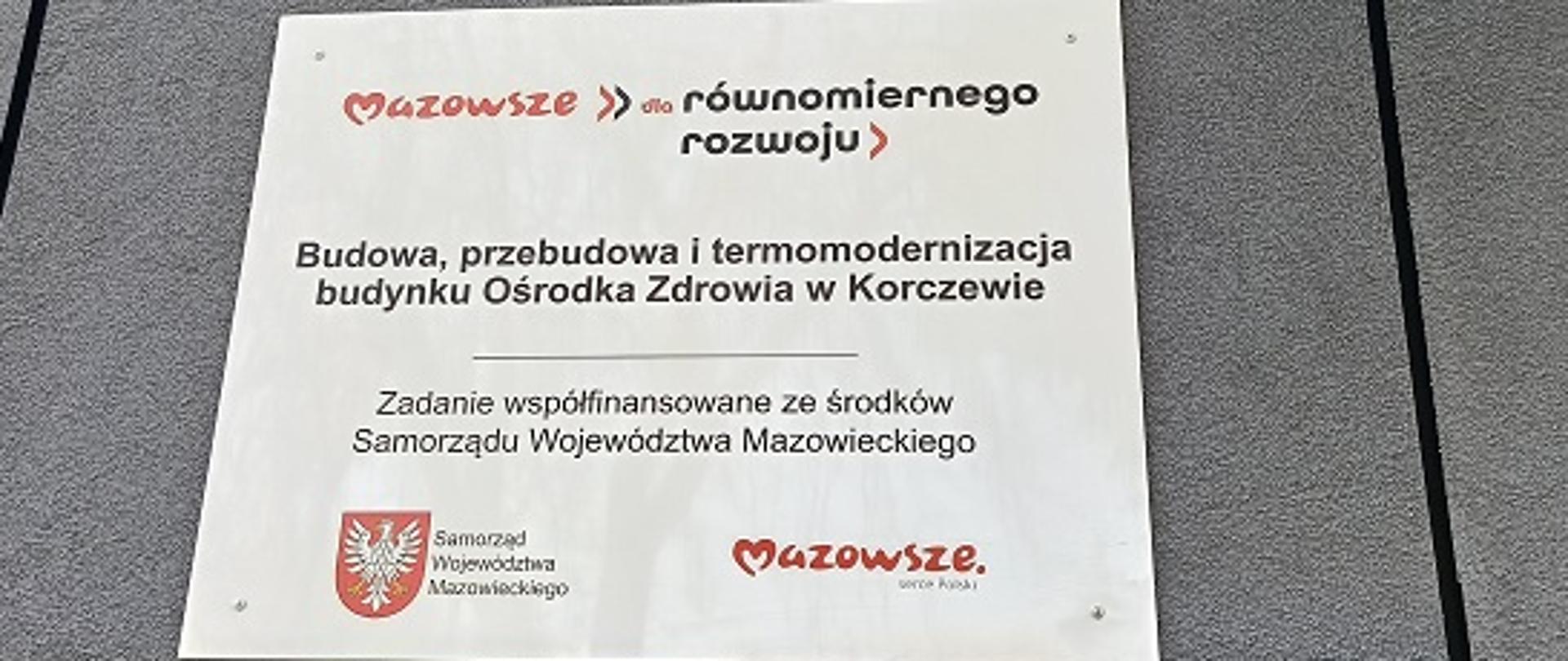 tablica informacyjna: Mazowsze dla równomiernego rozwoju. "Budowa, przebudowa i termomodernizacja budynku Ośrodka Zdrowia w Korczewie" Zadanie współfinansowane ze środków Samorządu Województwa Mazowieckiego"