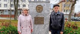 Pani i Pan z Klubu Senior+, stojący przy pomniku Piłsudskiego