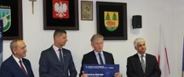 Poszczególni samorządowcy z terenu Powiatu Hajnowskiego odbierają promesy