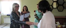 Moment podziękowań rodzicom zastępczym za poświęcenie i pracę