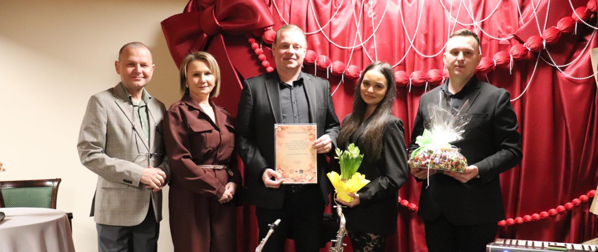 Starosta Dąbrowski i Dyrektor Centrum Polonii wraz z zespołem muzycznym
