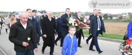przemarsz osób biorących udział w uroczystości na cmentarz komunalny przy ul. ks. Henryka Kulbata pod pomnik poświęcony pomordowanym w Katyniu, Charkowie i Twerze-Miednoje oficerów 71. Pułku Piechoty, Wołyńskiej i Mazowieckiej Szkoły Podchorążych Rezerwy Artylerii