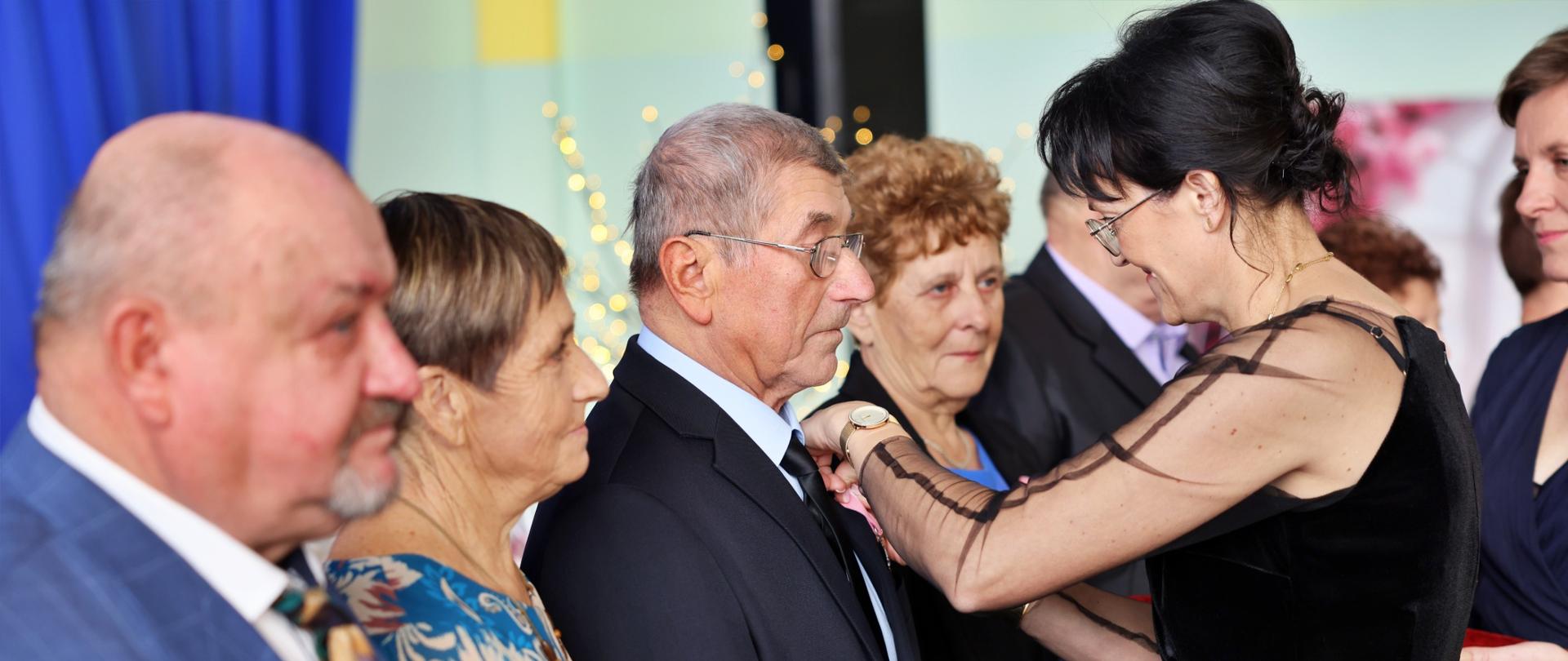 seniorzy oraz ich rodziny podczas uroczystosci jubileuszu pożycia małżeńskiego oraz dnia seniora