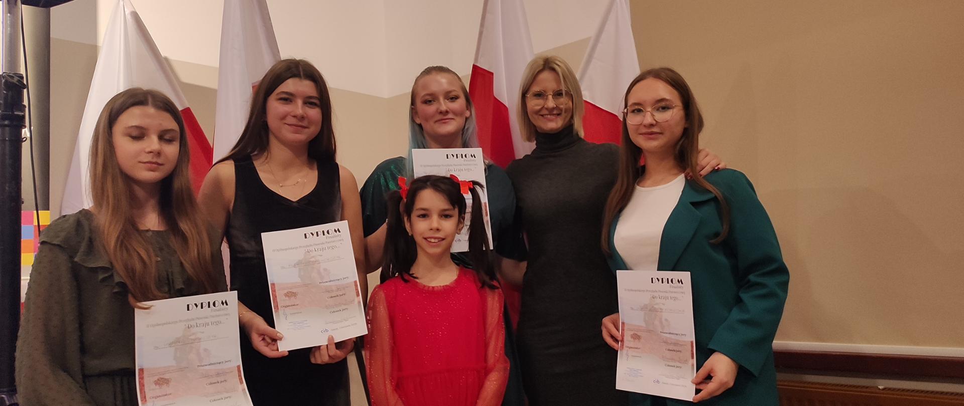 Zdjęcie solistek i opiekuna grupy - Marty Gredel-Iwaniuk