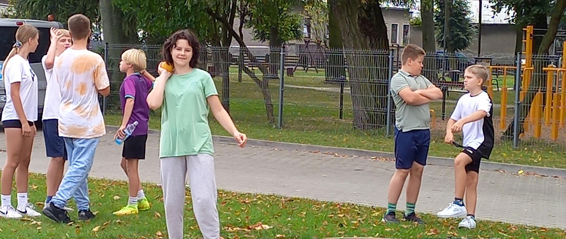 Magda wykonuje pchnięcie kulą