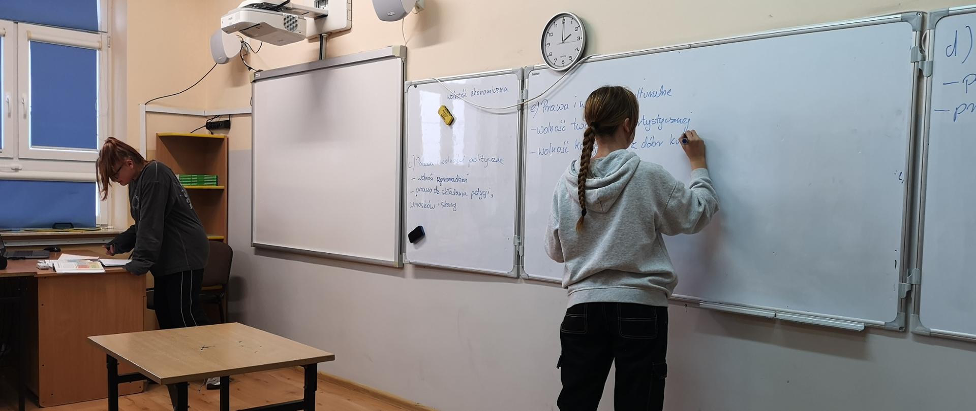 Uczniowie prowadzą lekcję w klasie