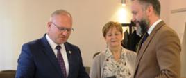 Starosta składa dyrektorom i nauczycielom podziękowania, wręczając list gratulacyjny