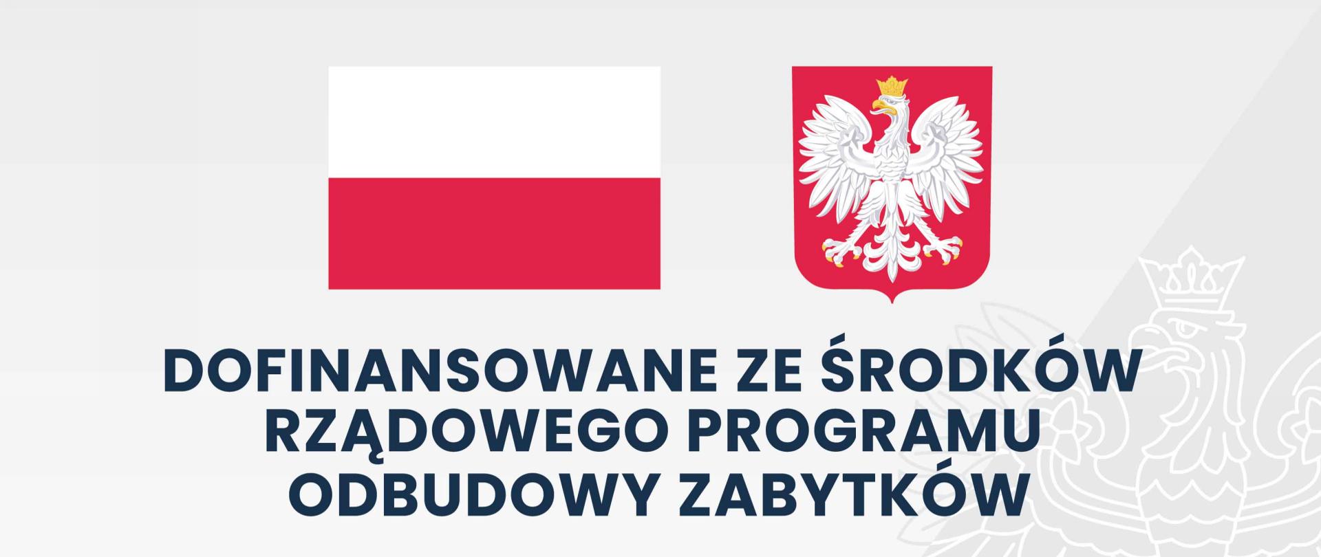 Tablica promocyjna w kolorze szarości na której widnieją granatowe napisy zgodne z treścią artykułu. Na tablicy na górze po środku widzimy od lewej polską flagę oraz polskie godło. Poniżej napis: "dofinansowane ze środków rządowego programu odbudowy zabytków. Poniżej nazwa zadania wskazana w artykule oraz kwoty.