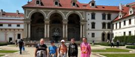Pięcioro najzdolniejszych uczniów naszej szkoły czyli 4 dziewczynki i 1 chłopiec zwiedzają zabytki Pragi