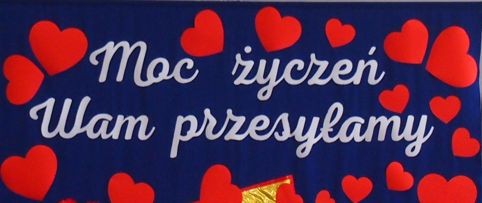 uczniowie oczekujący na rozpoczęcie przedstawienia z okazji dnia babci i dziadka