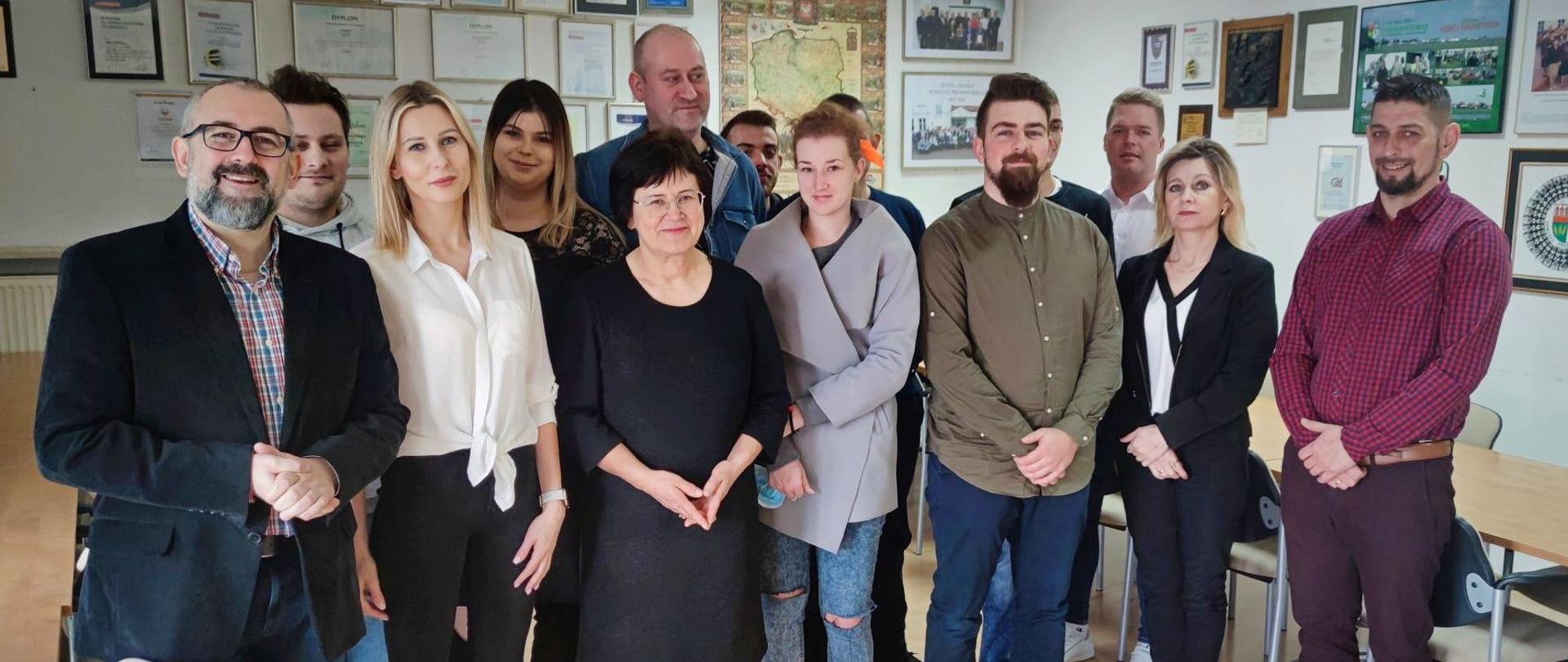 Zdjęcie grupowe nowych przedsiębiorców ze starostą przasnyskim