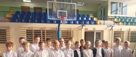 Szkoła do hymnu.