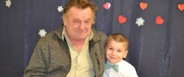 Dzieci pozują do zdjęcia wraz z dziadkami