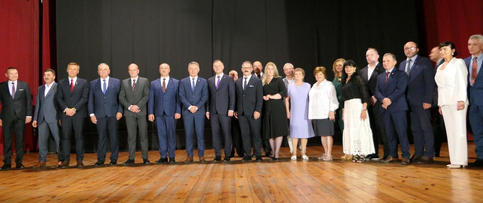 Przedstawiciele samorządu i jednostek powiatu lipskiego na wspólnym zdjęciu z Prezydentem