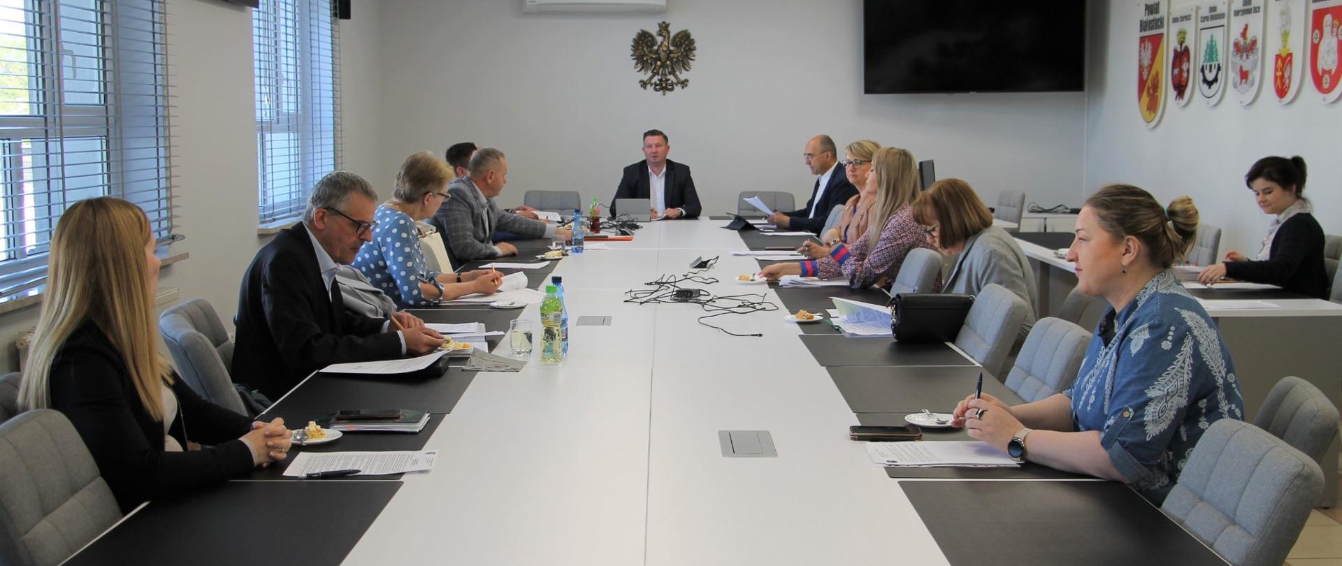 Posiedzenie Zarządu Powiatu Białostockiego 24.05.2022r. na sali konferencyjnej Starostwa - zdjęcie ogólne
