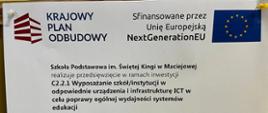 Kartka informująca o przedsięwzięciu, w ramach którego szkoła otrzymała laptopy, u góry po lewej stronie: logo Krajowego Planu Odbudowy, po prawej flaga Unii Europejskiej, u dołu na granatowym tle kwota dofinansowania 34.405,56 zł