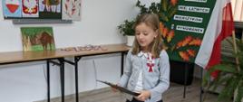 Młodzi uczniowie podczas recytowania