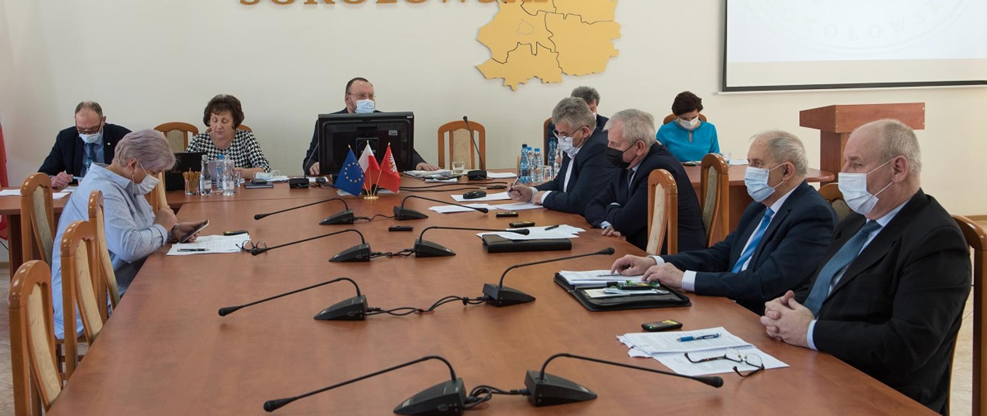 Obrady XXXIII Sesji Rady Powiatu Sokołowskiego. Na widać Zarząd oraz Radę Powiatu Sokołowskiego podczas obrad w sali konferencyjnej Starostwa Powiatowego w Sokołowie Podlaskim w dniu 15.02.2022 r.