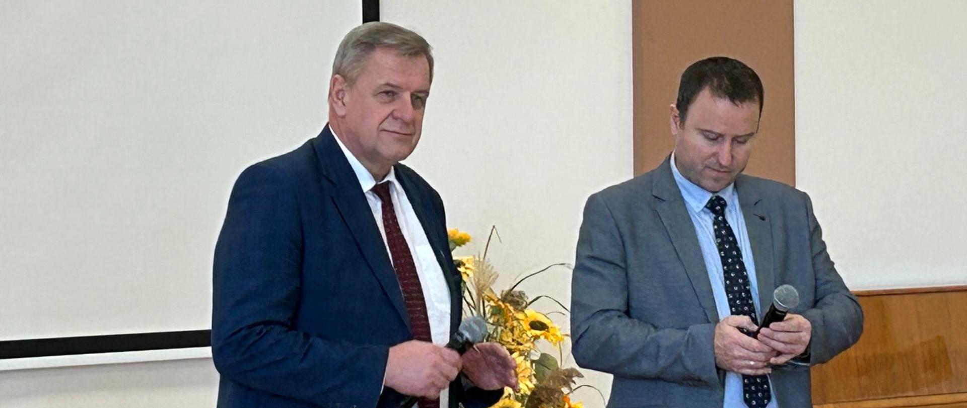Starosta bielski Sławomir Jerzy Snarski z dyrektorem Zespołu Szkół nr 4 im. Ziemi Bielskiej Bolesławem Hryniewickim