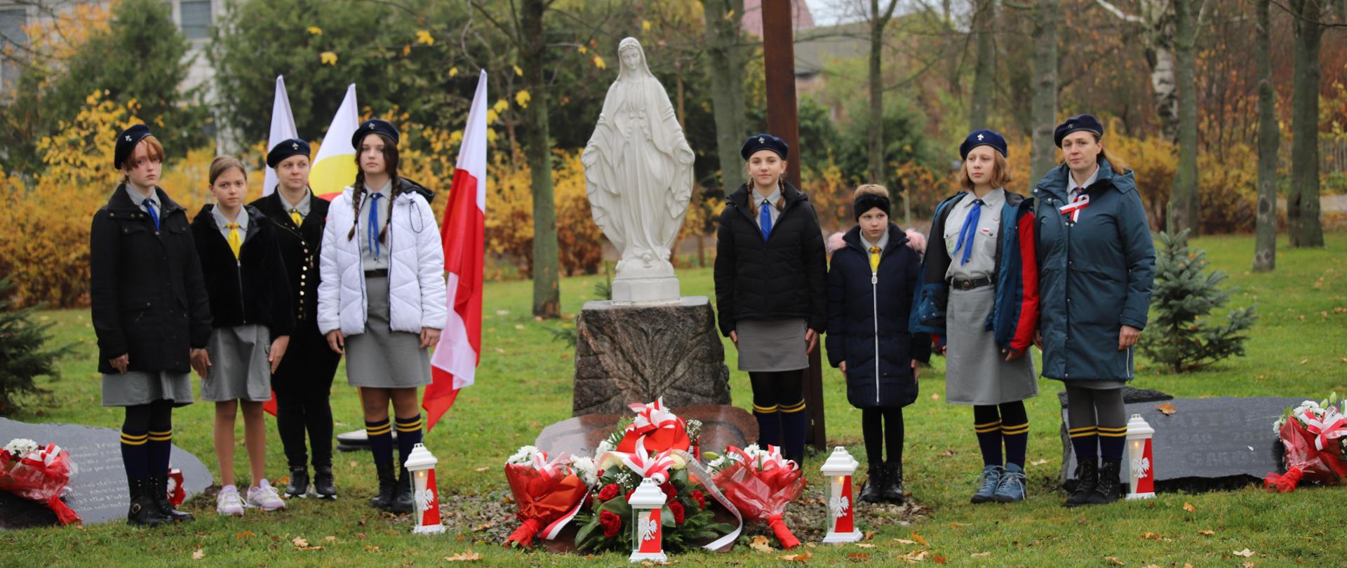 Grupa harcerzy na warcie