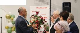 ZŁOTY JUBILEUSZ PAR MAŁŻEŃSKICH - Wręczenie kwiatów Jubilatom