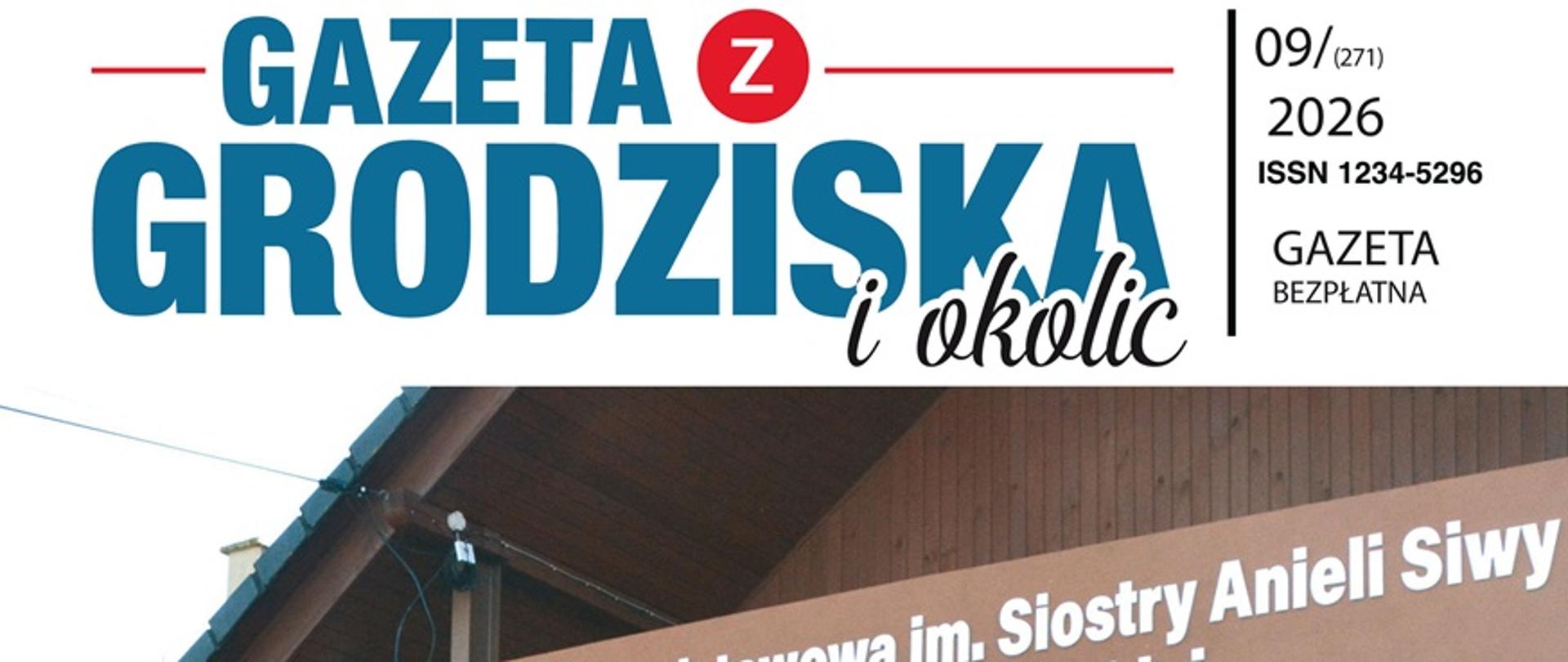 grupa uczennic w biało czarnych strojach stoją w 3 rzędach i przedstawiają akademię na tle szkoły obok nich pani w czarnym stroju