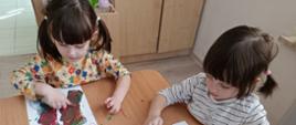 Dzieci w trakcie malowania kolorowanek