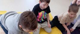 Dzieci w trakcie zabawy klockami lego - układają poszczególne elementy, pozują do zdjęć