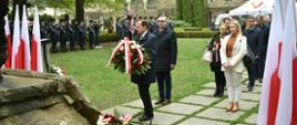 Na zdjęciu widać Burmistrza Miasta i Gminy Kaczory składającego wieniec w Poznaniu na obchodach 84. rocznicy Zbrodni Katyńskiej