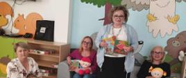 Podczas czytania - nauczycielki i dyrekcja prezentują dzieciom książki.
