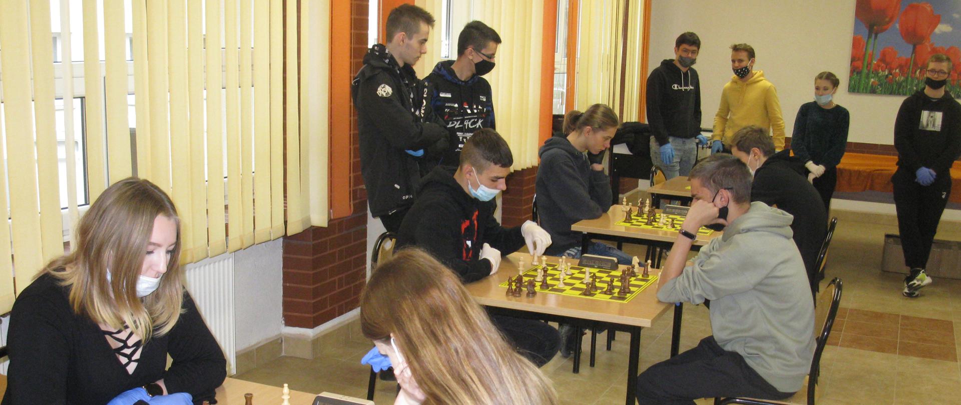 Na zdjęciu młodzież szkolna podczas rozgrywek szachowych