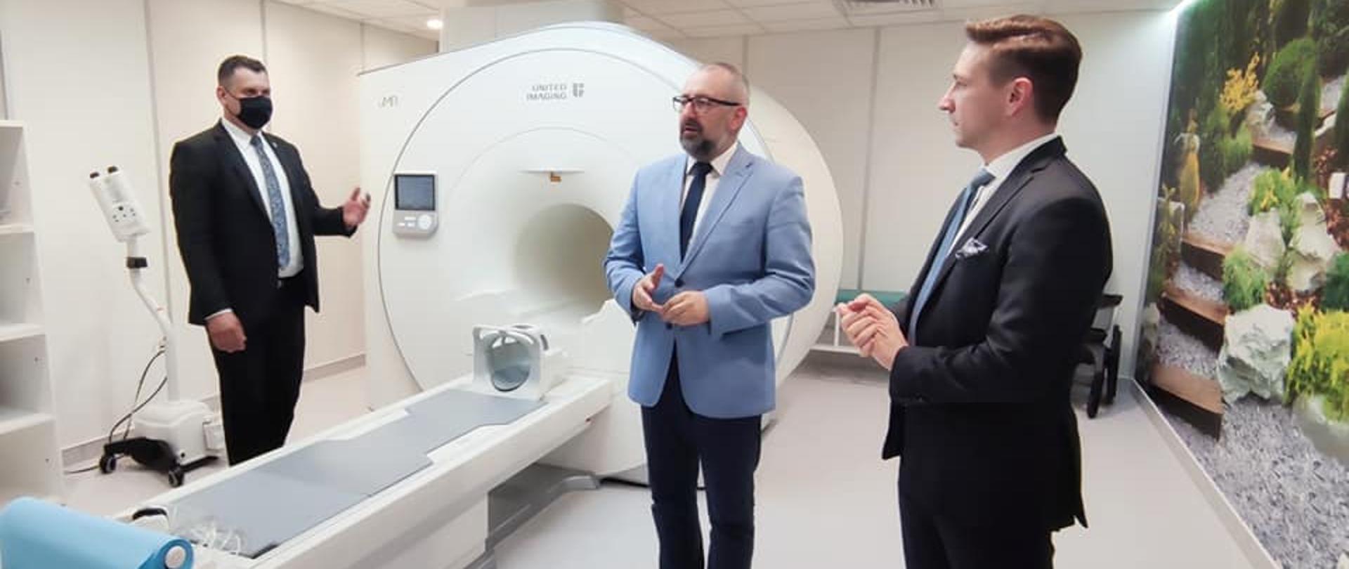 Na tle rezonansu stoją od lewej: dyrektor szpitala Grzegorz Magnuszewski, starosta Krzysztof Bieńkowski, dyrektor Mazowieckiego oddziału narodowego Funduszu Zdrowia Zbigniew Terek