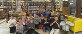grupa dzieci w bibliotece