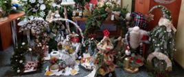 Grafika przedstawia: Dekoracje które wpłynęły na II Powiatowy Konkurs na ,,Ozdobę świąteczną", wśród których znalazły się różnego rodzaju stroiki, choinki i ozdoby świąteczne