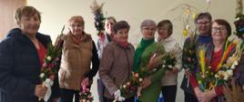 Członkowie klubu Senior+ podczas wykonywania palm wielkanocnych