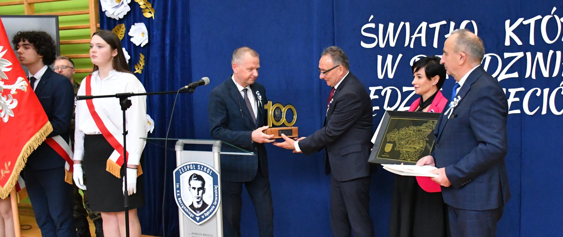Na zdjęciu przedstawiciele samorządu powiatowego składający gratulacje dyrektorowi szkoły