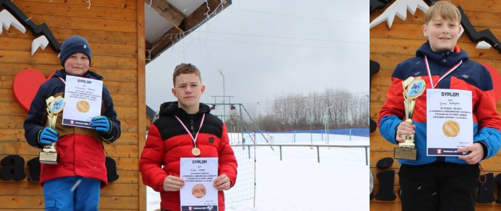 Trzech uczniów naszej szkoły stoi na podium zawodów narciarskich na pierwszym i trzecim miejscu, trzymają w ręku dyplomy, na szyi mają medale
