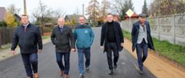 Dyrektor Zarządu Dróg, Starosta Hajnowski, Wójt Gminy Narewka, Kierownik Działu Technicznego Zarządu Dróg Powiatowych oraz Naczelnik Wydziału Komunikacji i Dróg w trakcie odbioru drogi