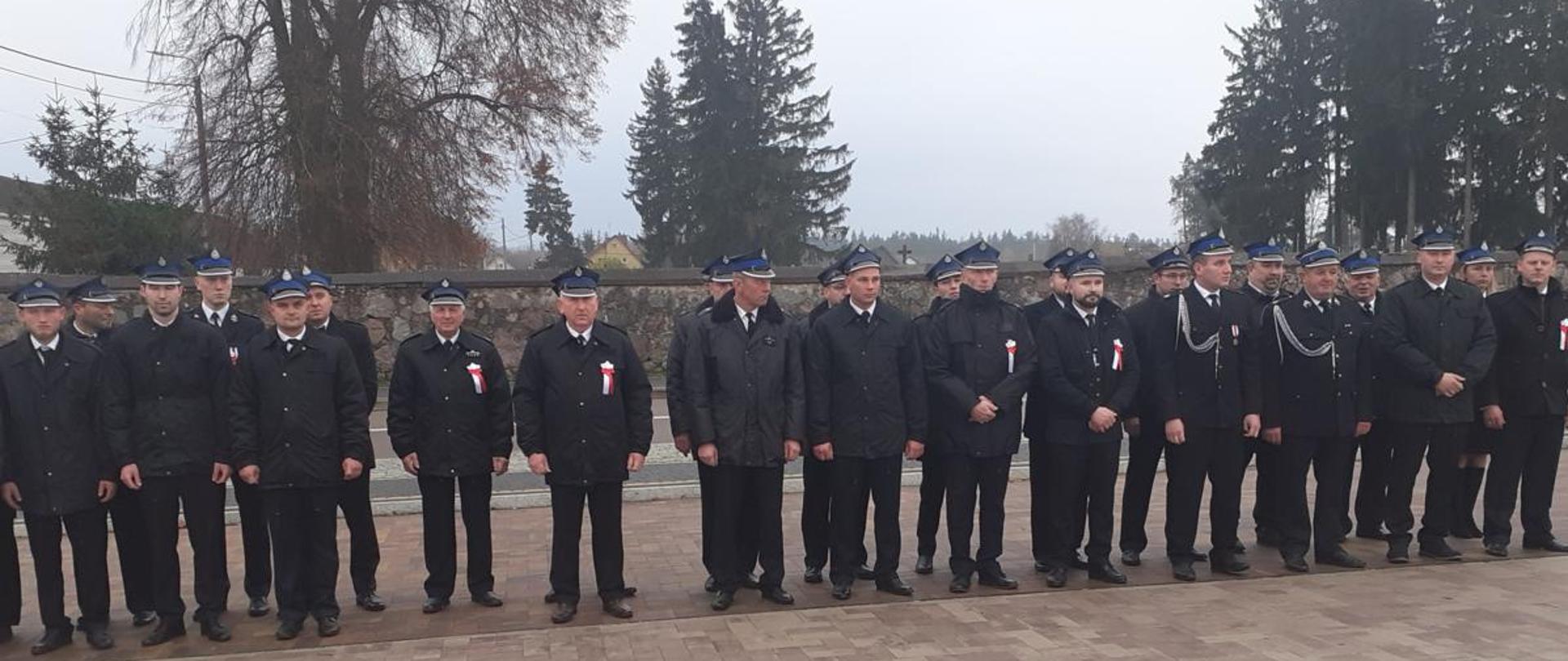 uroczystości pod pomnikiem w ramach Obchodów Narodowego Święta Niepodległości w Gminie Szumowo