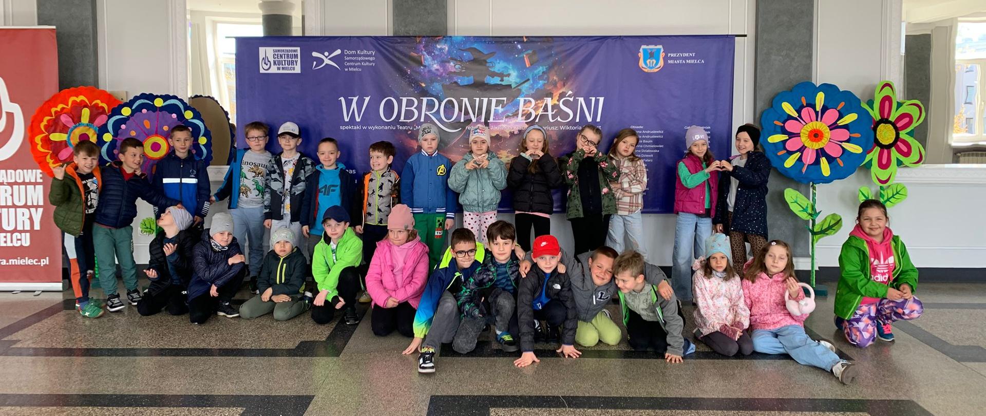 Uczniowie klas Ia i Ib na tle baneru "W obronie baśni"