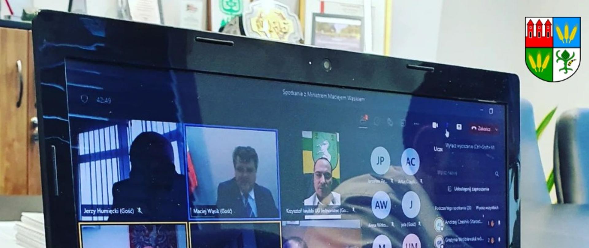 Spotkanie online samorządowców powiatu przasnyskiego z Ministrem Macieje Wąsikiem. Zdjęcie przedstawia fragment telekonferencji.