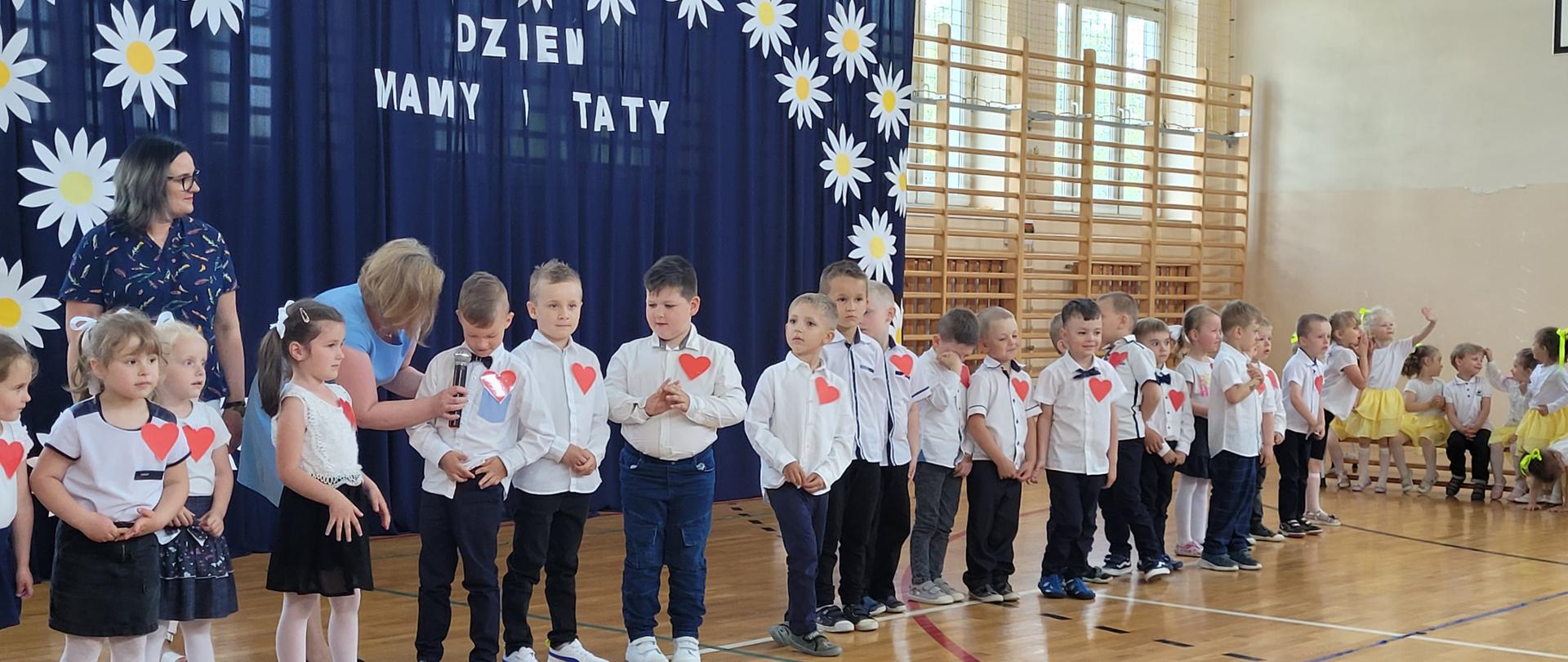 Dzieci z przedszkola recytują wiersze