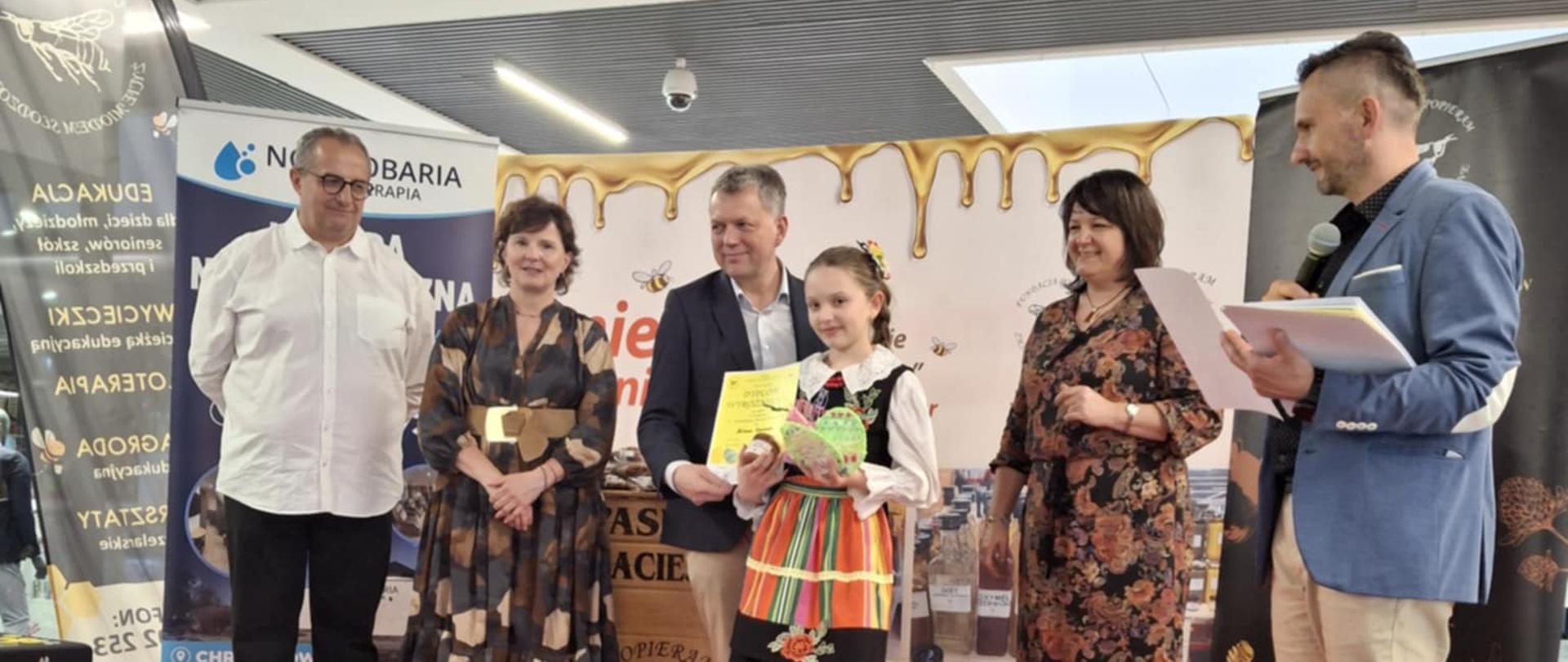 Wręczenie nagrody uczennicy klasy III B