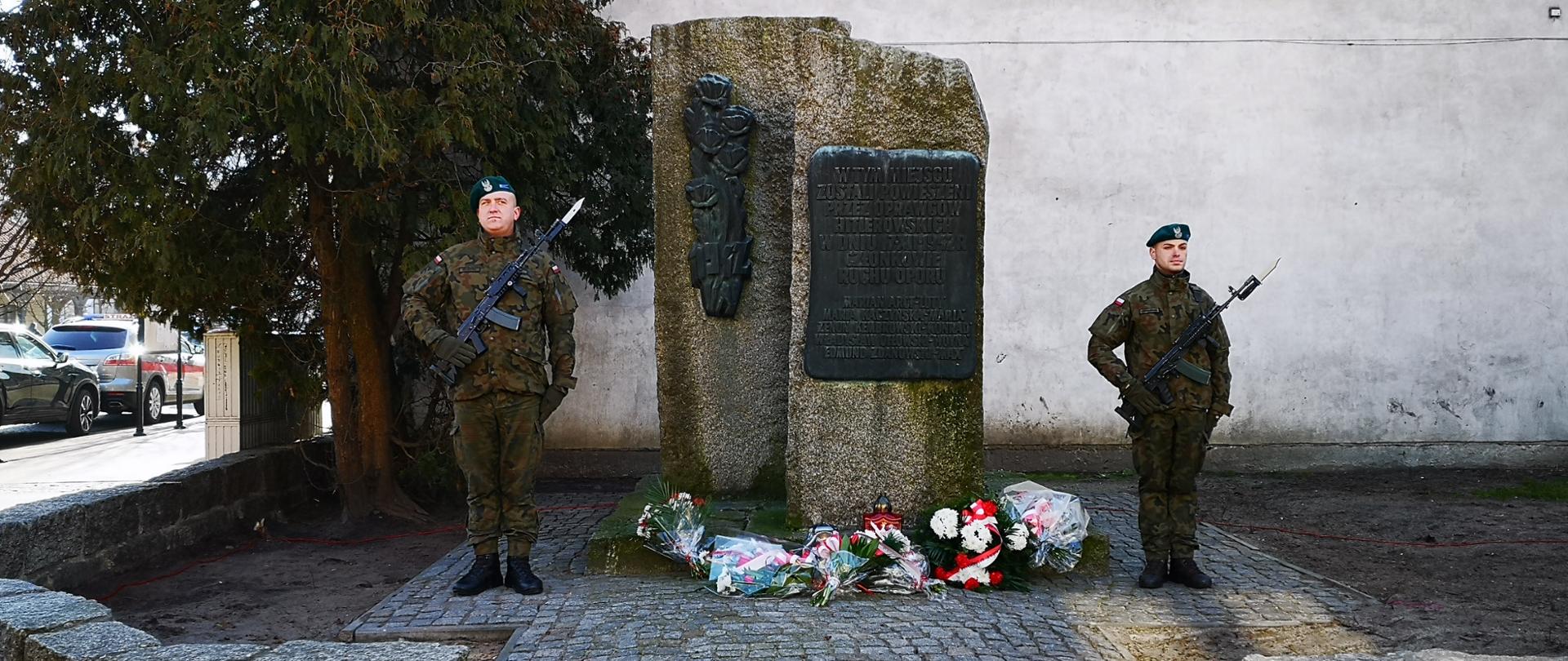 Warta 2. Ośrodka Radioelektronicznego w Przasnyszu przed pomnikiem upamiętniającym zamordowanych podczas niemieckiej okupacji żołnierzy Armii Krajowej.