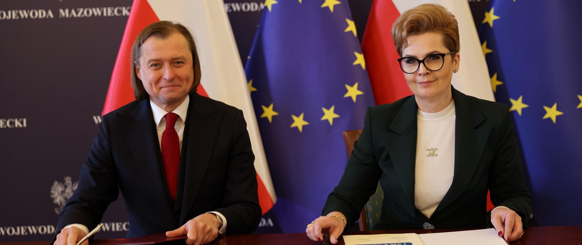 Umowę podpisuje wojewoda mazowiecki Mariusz Frankowski i starosta Bożena Niedzielak 