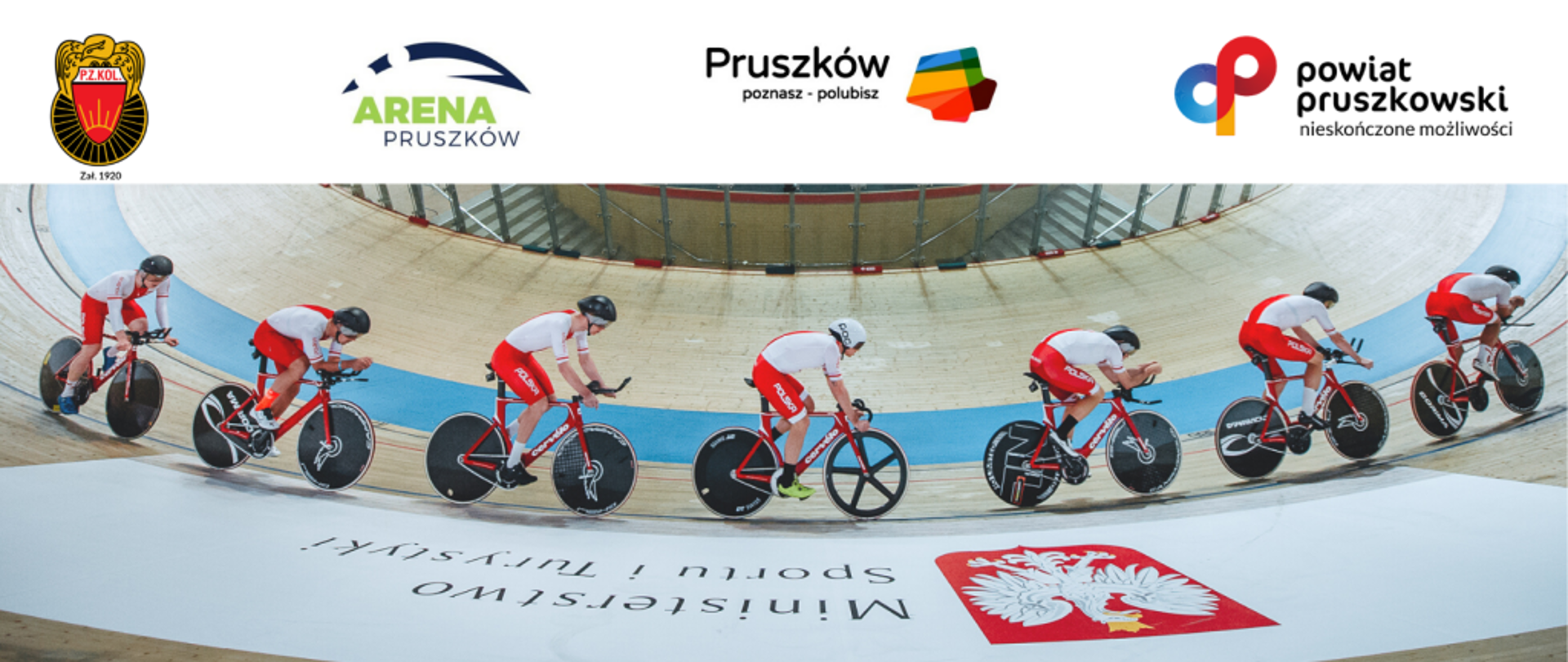 plakat pionowy, białe tło.Na górze napis II Puchar Polski w Kolarstwie Torowym i logo niebiesko-żółtego ptaka. Poniżej napis 26-27 marca 2022 Arena Pruszków, Sobota od 10:30, Niedziela od 9:30. Jeszcze niżej loga Polskiego Związku Kolarskiego, Areny Pruszków, Miasta Pruszków i Powiatu Pruszkowskiego. Na samym dole kolarze jeżdżący po torze kolarskim w biało- czerwonych strojach i kaskach. 