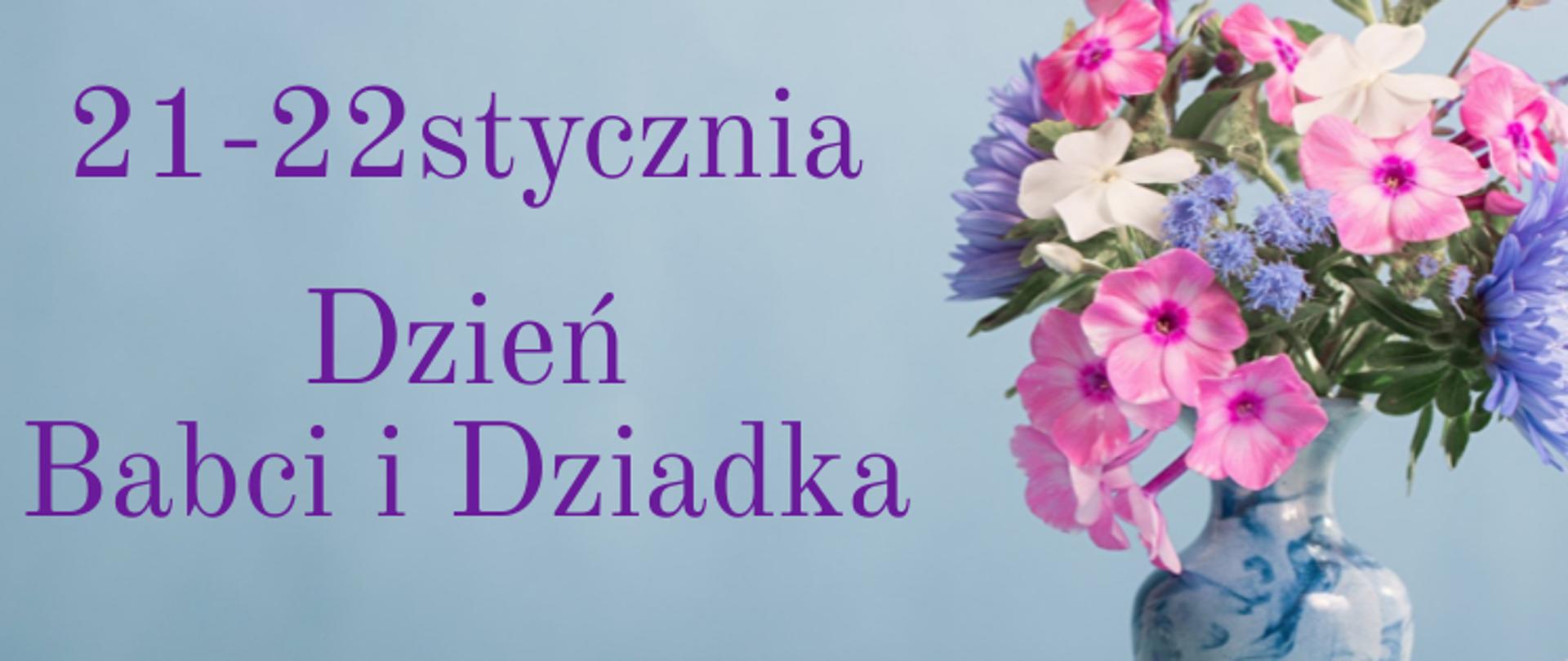 grafia przedstawia na jasnoniebieskim tle z prawej strony bukiet kolorowych kwiatów, z lewej strony widnieje fioletowy napis 21-22 stycznia Dzień Babci i Dziadka