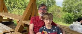 Spływ kajakowy - uczestnicy pozują do zdjęcia