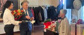 Na zdjęciu Wicestarosta Dąbrowski wręczający odznakę jubilatce